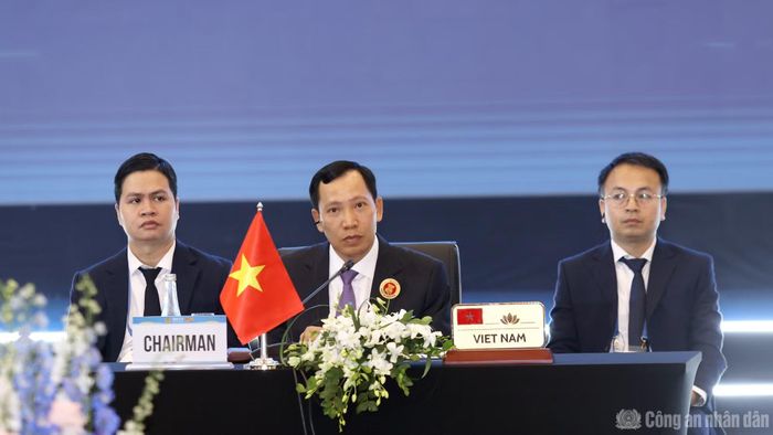 Thứ trưởng Lê Văn Tuyến điều hành Phiên họp toàn thể.