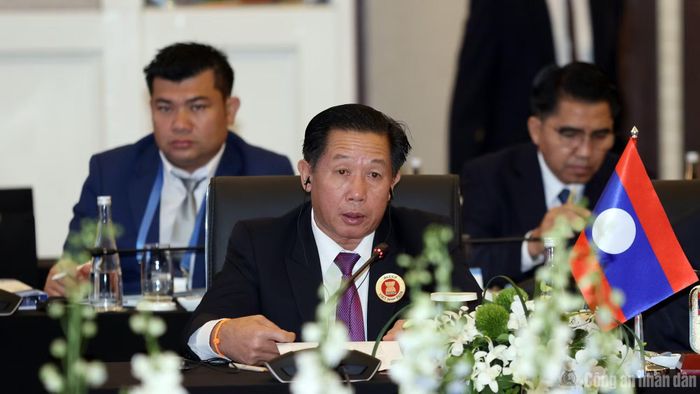 Trưởng đoàn Indonesia và Trưởng đoàn Lào trình bày báo cáo tại phiên họp.