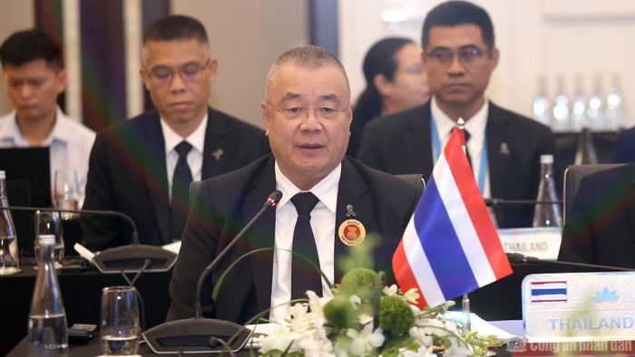 Trưởng đoàn các nước trình bày báo cáo tại phiên họp.