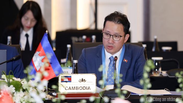 Trưởng đoàn Brunei và Trưởng đoàn Campuchia trình bày báo cáo tại phiên họp.