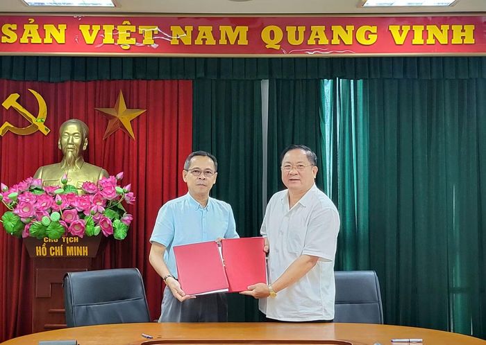 Đồng chí Lê Thanh Hải (trái) bàn giao công tác, nhiệm vụ với đồng chí Trần Đức Đông.