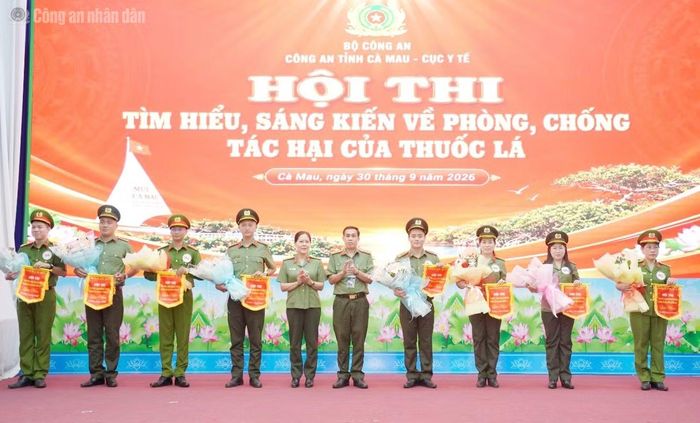 Ban Tổ chức tặng hoa, cờ lưu niệm cho 8 đội thi