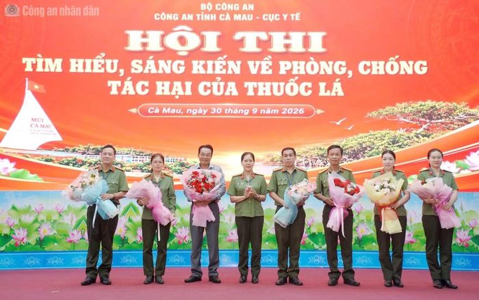 Đại tá Lê Thị Thủy, Phó Cục trưởng Cục Y tế, Thường trực Ban Chỉ đạo công tác phòng, chống tác hại thuốc lá Bộ Công an tặng hoa chúc mừng Ban Giám khảo và Tổ Thư ký hội thi.
