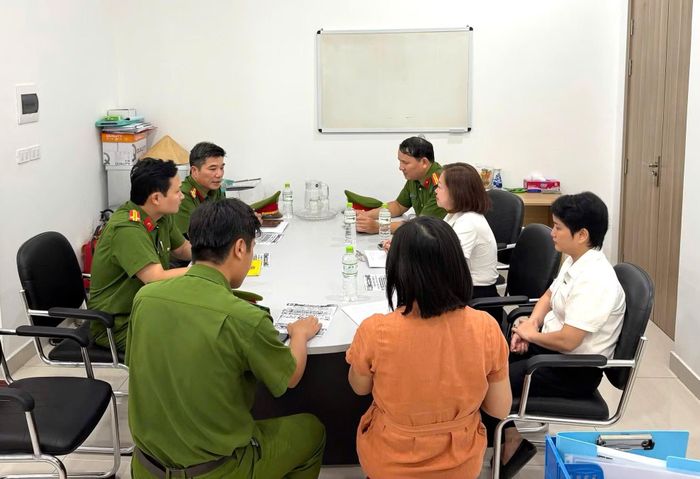 Cảnh sát QLHC về TTXH Công an TP Huế tuyên truyền đến Ban quản trị chung cư, chủ căn hộ cần thực hiện nghiêm các quy định về đảm bảo ANTT.