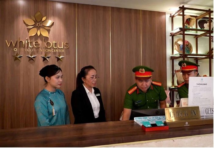 Cảnh sát QLHC về TTXH Công an TP Huế thường xuyên kiểm tra các cơ sở lưu trú để đảm bảo ANTT.