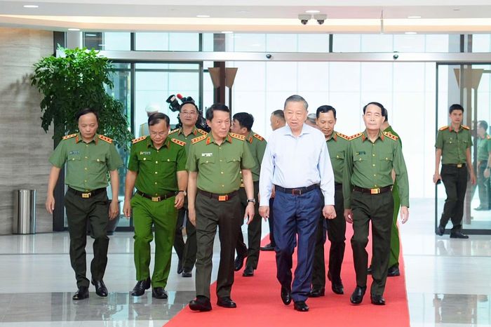Các đồng chí trong Đảng uỷ Công an Trung ương, Bộ Công an đón Tổng Bí thư, Chủ tịch nước Tô Lâm.