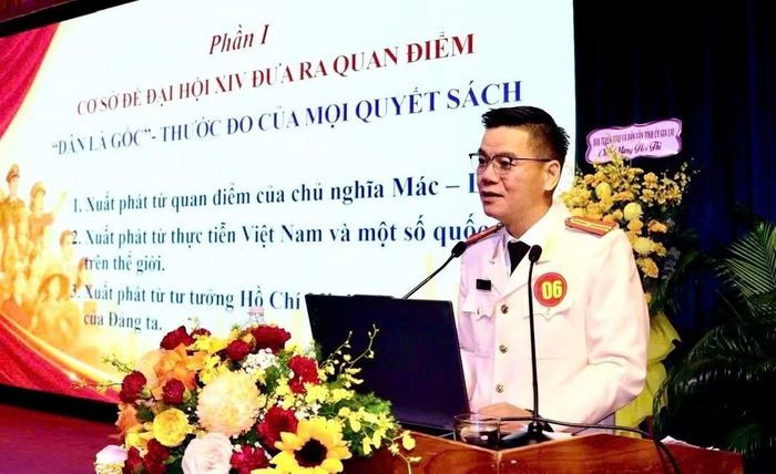 Thiếu tá, nhà báo Nguyễn Công Triện trình bày tại Hội thi Báo cáo viên, Tuyên truyền viên giỏi toàn quốc năm 2026.