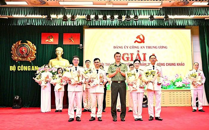 Thiếu tá, nhà báo Nguyễn Công Triện cùng các thí sinh đạt giải cao tại Hội thi Báo cáo viên, Tuyên truyền viên giỏi của Bộ Công an, năm 2026.