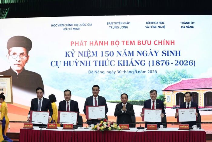 Phát hành bộ tem Bưu chính nhân Kỷ niệm 150 năm ngày sinh Cụ Huỳnh Thúc Kháng.