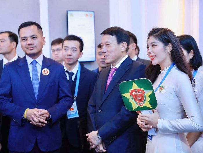 Bộ trưởng Lương Tam Quang và các đại biểu tại không gian triển lãm nhóm tự động hóa và robot.