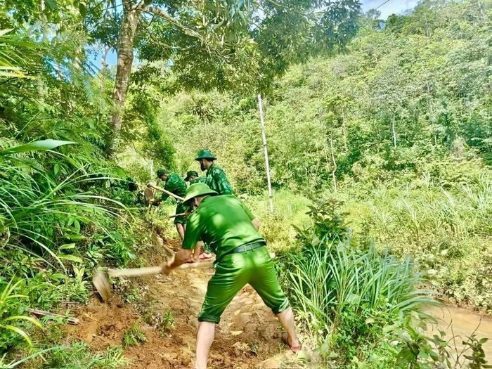 Lực lượng vũ trang giúp bà con nhân dân sửa đường vào Cát, Trỉa.