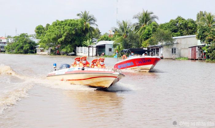 Phòng Cảnh sát giao thông Công an tỉnh An Giang tuần tra, kiểm soát, xử lý vi phạm trên đường thủy.