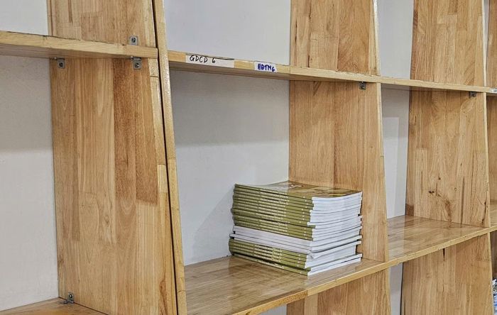 Nhiều kệ sách giáo khoa tại các cửa hàng sách trên địa bàn phường Phú Lợi (TP Cần Thơ) hết sách.