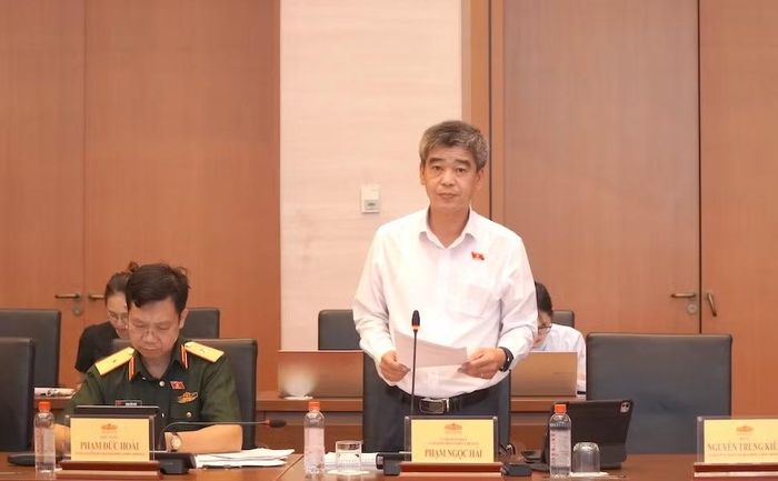  Ủy viên Thường trực Ủy ban QPANĐN Phạm Ngọc Hải trình bày báo cáo thẩm tra tại phiên họp. 