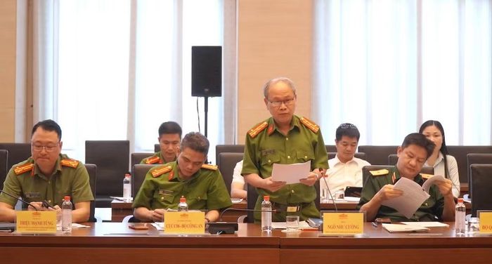  Đại tá Ngô Như Cường, Phó Cục trưởng Cục Cảnh sát quản lý hành chính về trật tự xã hội trình bày tờ trình tại phiên họp. 