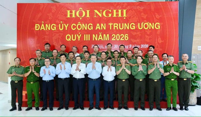 Các đồng chí lãnh đạo Đảng, Nhà nước với các đại biểu dự hội nghị.