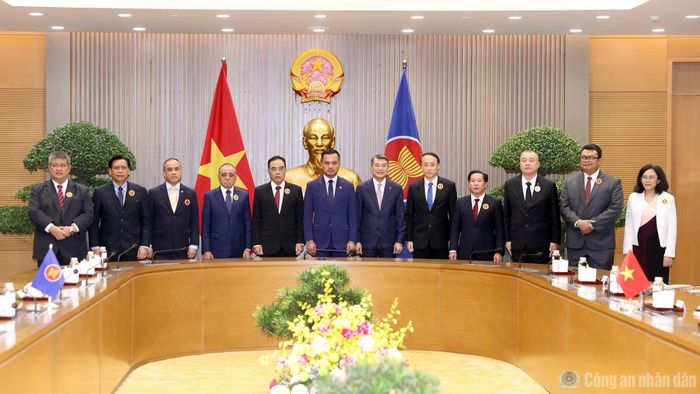 Thủ tướng Chính phủ Lê Minh Hưng và các đại biểu.