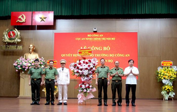 Đảng uỷ, lãnh đạo Cục An ninh chính trị nội bộ chúc mừng tân Phó Cục trưởng Nguyễn Chí Toàn.