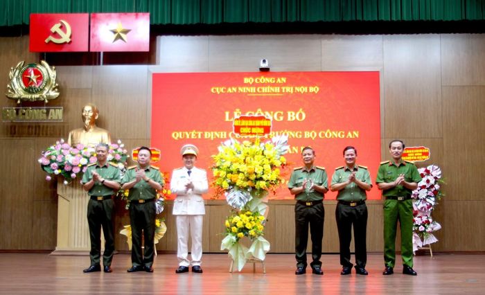 Đảng uỷ, Ban Giám đốc Công an TP Đồng Nai chúc mừng Đại tá Nguyễn Chí Toàn.