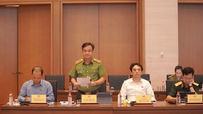  Thiếu tướng Vũ Huy Khánh, Ủy viên Ủy ban QPANĐN trình bày báo cáo thẩm tra dự án luật tại phiên họp. 
