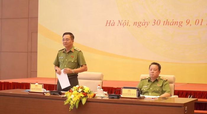 Trung tướng Nguyễn Minh Đức, Phó Chủ nhiệm Uỷ ban QPANĐN của Quốc hội phát biểu tại phiên họp.