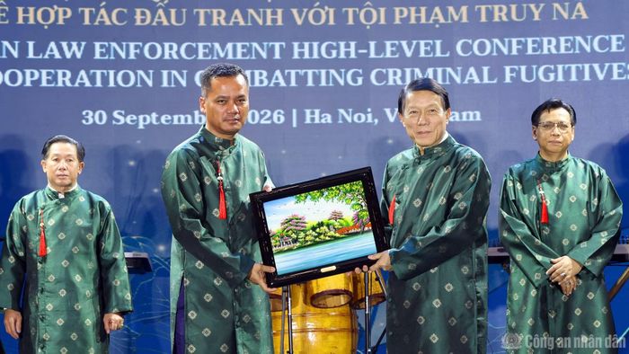 Bộ trưởng Lương Tam Quang tặng quà lưu niệm các Trưởng đoàn.