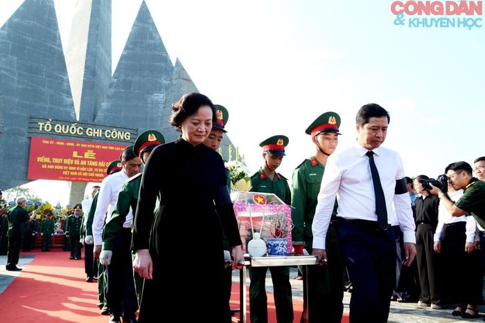 Phó Thủ tướng Chính phủ Phạm Thị Thanh Trà cùng các đại biểu di chuyển hài cốt liệt sĩ đến an táng tại Nghĩa trang liệt sĩ Cam Đường, tỉnh Lào Cai. Ảnh: Quốc Hồng