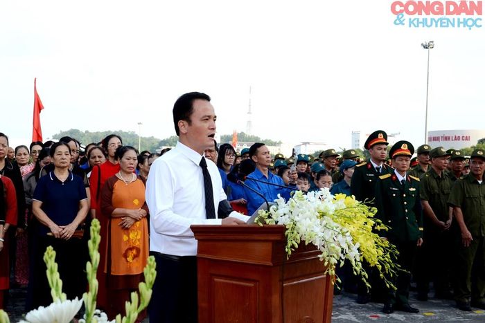 Đồng chí Giàng Quốc Hưng - Phó Chủ tịch UBND, Trưởng Ban chỉ đạo tìm kiếm, quy tập và xác định danh tính hài cốt liệt sĩ tỉnh Lào Cai phát biểu tại buổi lễ. Ảnh: Quốc Hồng 