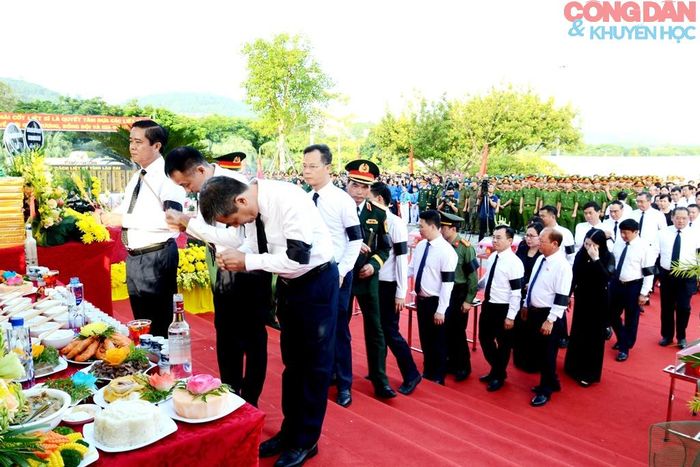Đoàn tỉnh Lào Cai viếng các Anh hùng, liệt sỹ tại buổi lễ. Ảnh: Quốc Hồng