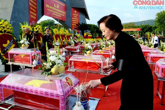 Phó Thủ tướng Chính phủ Phạm Thị Thanh Trà thắp nén tâm hương trước anh linh các liệt sĩ. Ảnh: Quốc Hồng