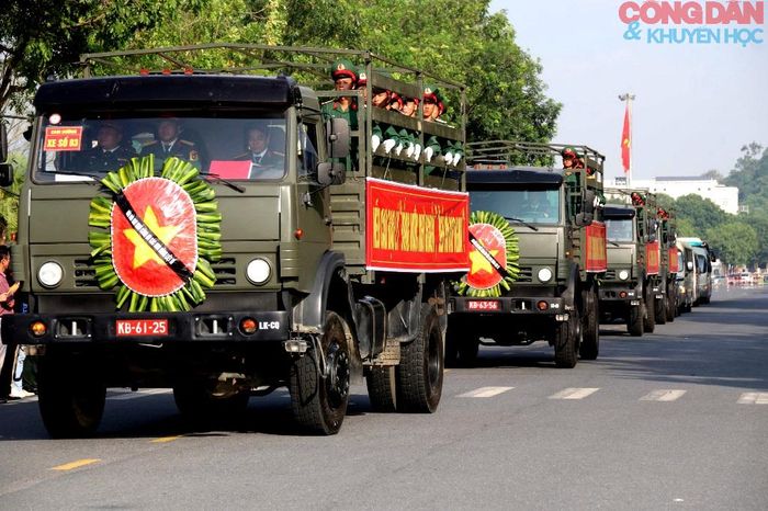 Đoàn xe chở hài cốt các liệt sĩ về an táng tại nghĩa trang Cam Đường và Bảo Thắng. Ảnh: Quốc Hồng