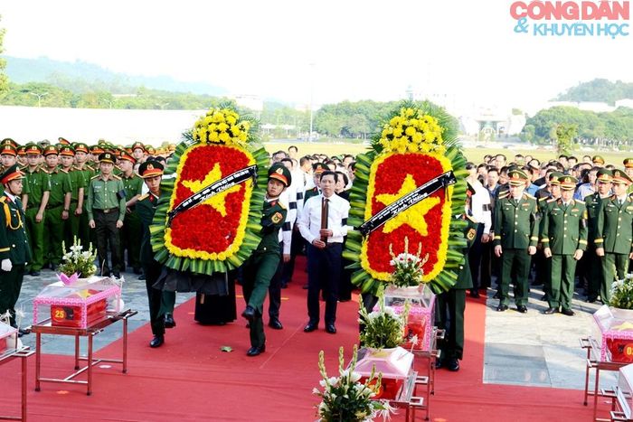 Bí thư Tỉnh ủy Lào Cai Dương Quốc Huy viếng các Anh hùng liệt sĩ tại Lễ an táng và truy điệu, ở phường Cam Đường (Lào Cai). Ảnh: Quốc Hồng