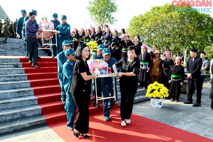 Tiếc thương và biết ơn các liệt sĩ đã hy sinh để bảo vệ đất đai Tổ quốc. Ảnh: Quốc Hồng