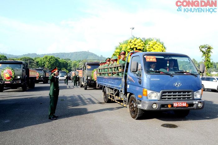 Tiễn biệt các đồng đội đã hy sinh cho đất nước, quê hương. Ảnh: Quốc Hồng
