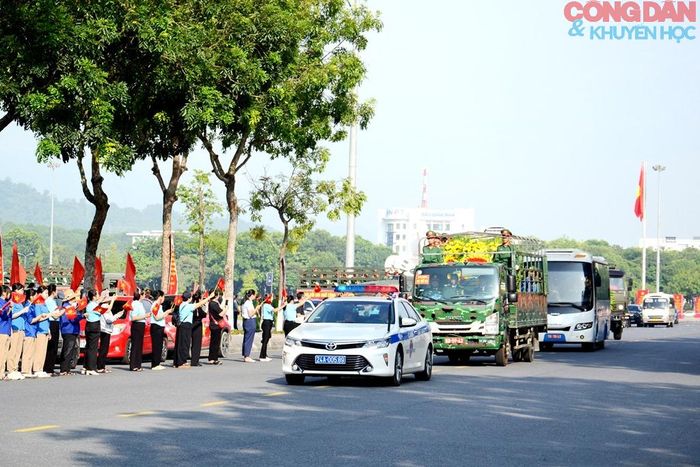 Tiễn đưa hương linh các Anh hùng, liệt sĩ về với đất mẹ quê hương. Ảnh: Quốc Hồng