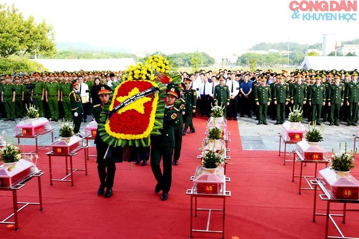 Đại diện Bộ Quốc phòng viếng các liệt sĩ tại Đài tưởng niệm Anh hùng liệt sĩ phường Cam Đường (Lào Cai). Ảnh: Quốc Hồng