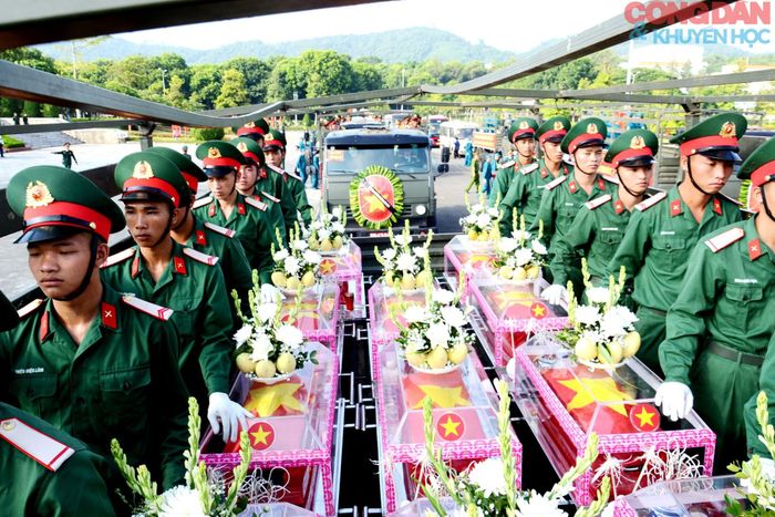 Đưa các anh về an nghỉ tại nghĩa trang Cam Đường rợp bóng cây xanh. Ảnh: Quốc Hồng