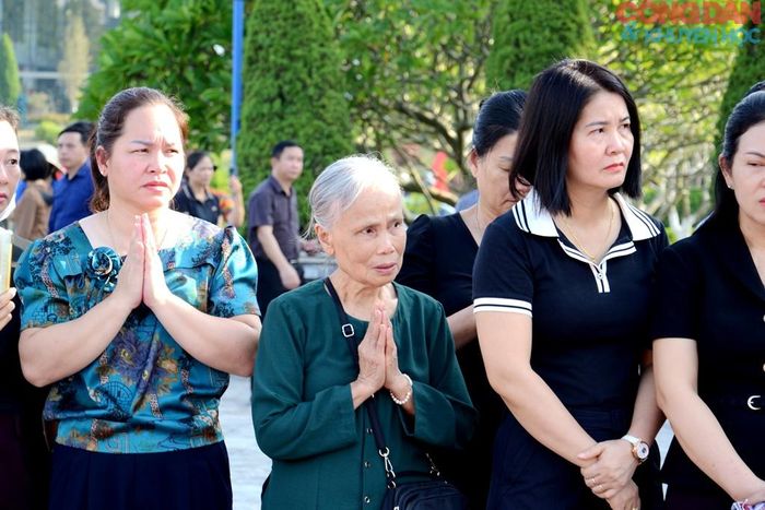 Đón những người con ưu tú đã hy sinh trở về với gia đình, quê hương Lào Cai thân yêu. Ảnh: Quốc Hồng