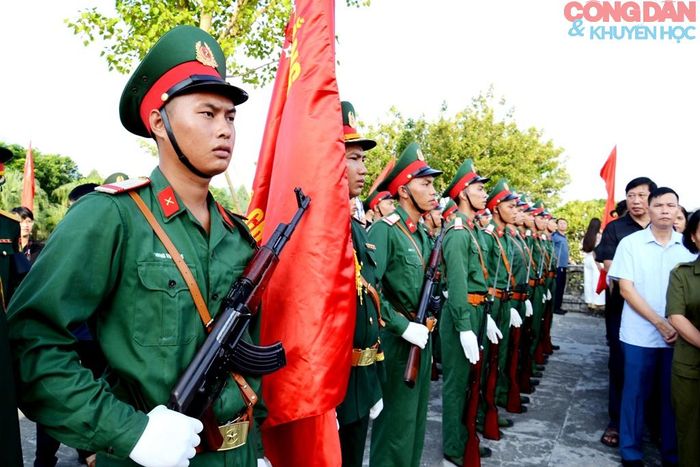 Chắc tay súng dưới lá cờ vinh quang của Tổ quốc. Ảnh: Quốc Hồng
