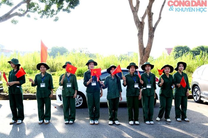 Các học sinh ở phường Cam Đường tiễn đưa các Anh hùng, liệt sỹ về an táng tại nghĩa trang liệt sĩ ở quê nhà. Ảnh: Quốc Hồng