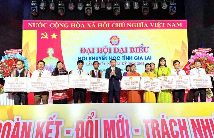 Phó Chủ tịch kiêm Tổng thư ký Hội Khuyến học Việt Nam Lê Mạnh Hùng trao học bổng tặng học bổng khuyến học cho học sinh tỉnh Gia Lai.