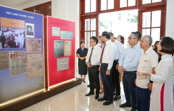 Đại biểu cắt băng khai mạc và tham quan trưng bày chuyên đề "Huỳnh Thúc Kháng - Nhà chí sĩ yêu nước, nhà báo và di sản Báo Tiếng Dân", giới thiệu những nội dung gắn với cuộc đời và sự nghiệp của cụ Huỳnh Thúc Kháng.