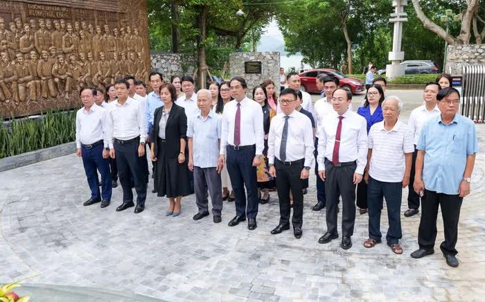 Các đại biểu dâng hương tưởng nhớ nhà báo Huỳnh Thúc Kháng tại Di tích lịch sử quốc gia Địa điểm Trường Dạy làm báo Huỳnh Thúc Kháng.