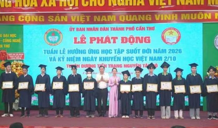 Tuyên dương Tiền Trạng nguyên Tây Đô cho sinh viên đỗ thủ khoa.