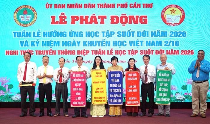 Các đại biểu thực hiện nghi thức phát động Tuần lễ hưởng ứng học tập suốt đời năm 2026. Ảnh: báo Cần Thơ