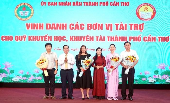 Ban tổ chức vinh danh các đơn vị tài trợ cho Quỹ khuyến học, khuyến tài thành phố Cần Thơ. Ảnh: báo Cần Thơ