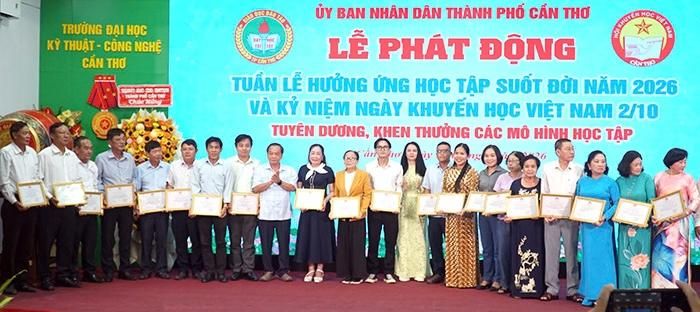 Vinh danh khen thưởng các mô hình học tập giai đoạn 2021-2025. Ảnh: báo Cần Thơ