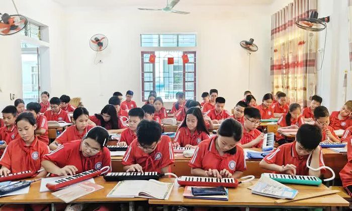 Học sinh Trường Trung học Cơ sở Trường Vinh 3, Nghệ An đang học âm nhạc đầu năm học mới. Ảnh: Hoàng Hà