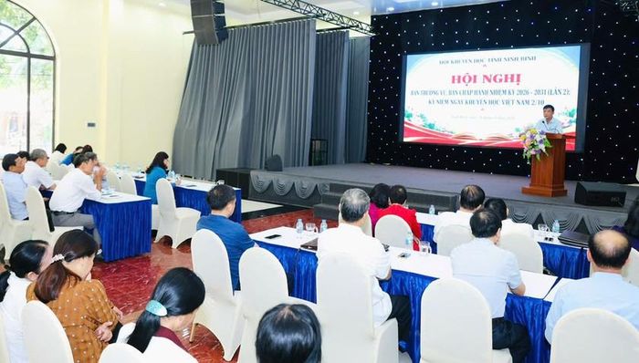 Phó Chủ tịch Thường trực Hội khuyến học tỉnh Ninh Bình Phạm Ngọc Hưng báo cáo dự thảo các quy chế.