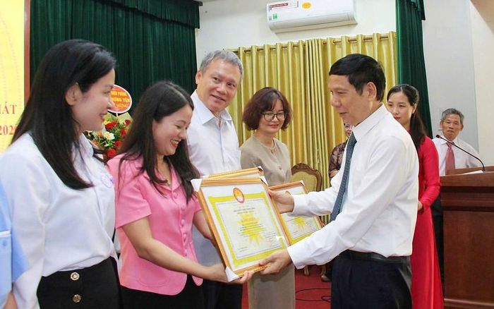 Chủ tịch Hội Khuyến học tỉnh Hưng Yên Vũ Mạnh Hiền trao Bằng khen cho các mô hình học tập tiêu biểu.